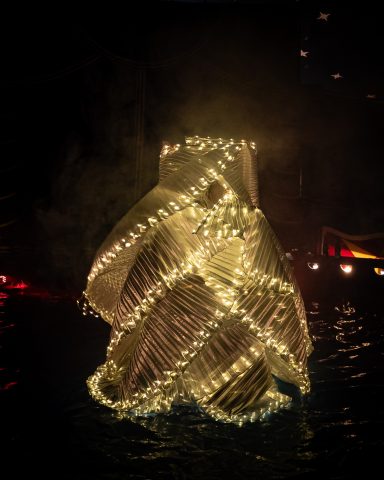 Struktur aus Lichtern, die in dunklem Wasser schwimmt. Glänzende und leuchtende Elemente.